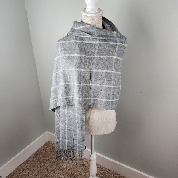 Banana Republic Women's Scarf or Wrap. Fringed Hem. Very Versatile. One Size - Picture 7 of 8